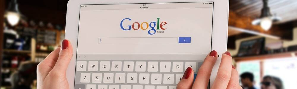 Tablettet tart a kezében egy nő, s a Googlen keres egy képet